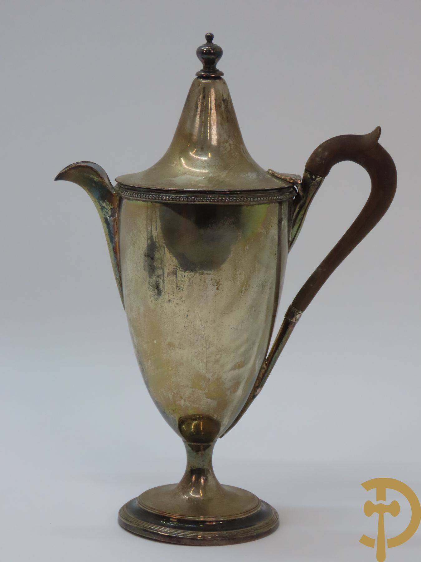 Verzilverd koffiestel MFD & Plated by Reed & Barton 2046 bestaande uit koffiekan, melkkan en suikerpot met ovale medaillons + verzilverde coupe met eekhoorn en rocaille + verzilverde coupe met glas + Verzilverde schenkkan met houten handvat