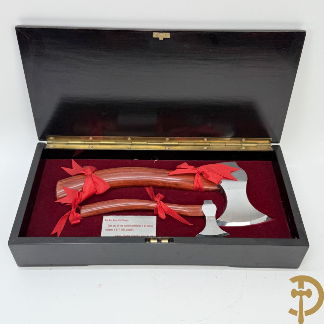 Paar bijltjes ter gelegenheid van inhuldiging van een schip in houten kistje met decoratie van oosterse boot, Dear Mrs. Marie-Paul Saverys : Thank you for your performance et the Naming Ceremony of M/V "CMB Jeannot" Hudong - Zhonghua Shipbuilding (Group) Co., L.M., March 14th, 2005