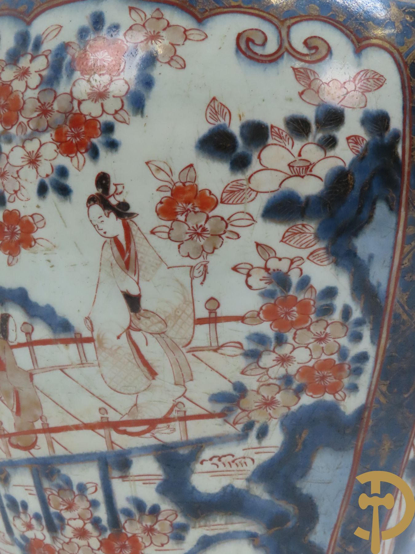 Japanse Imari potiche met geanimeerd landschapsdecor en geisha