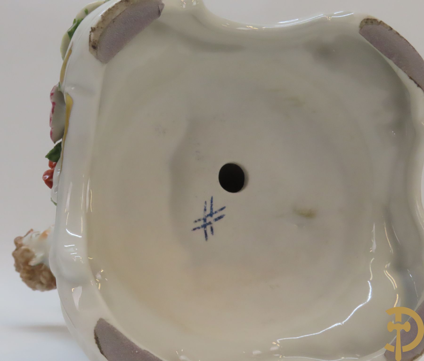 Twee porseleinen vijfarmige kandelaars met cupido