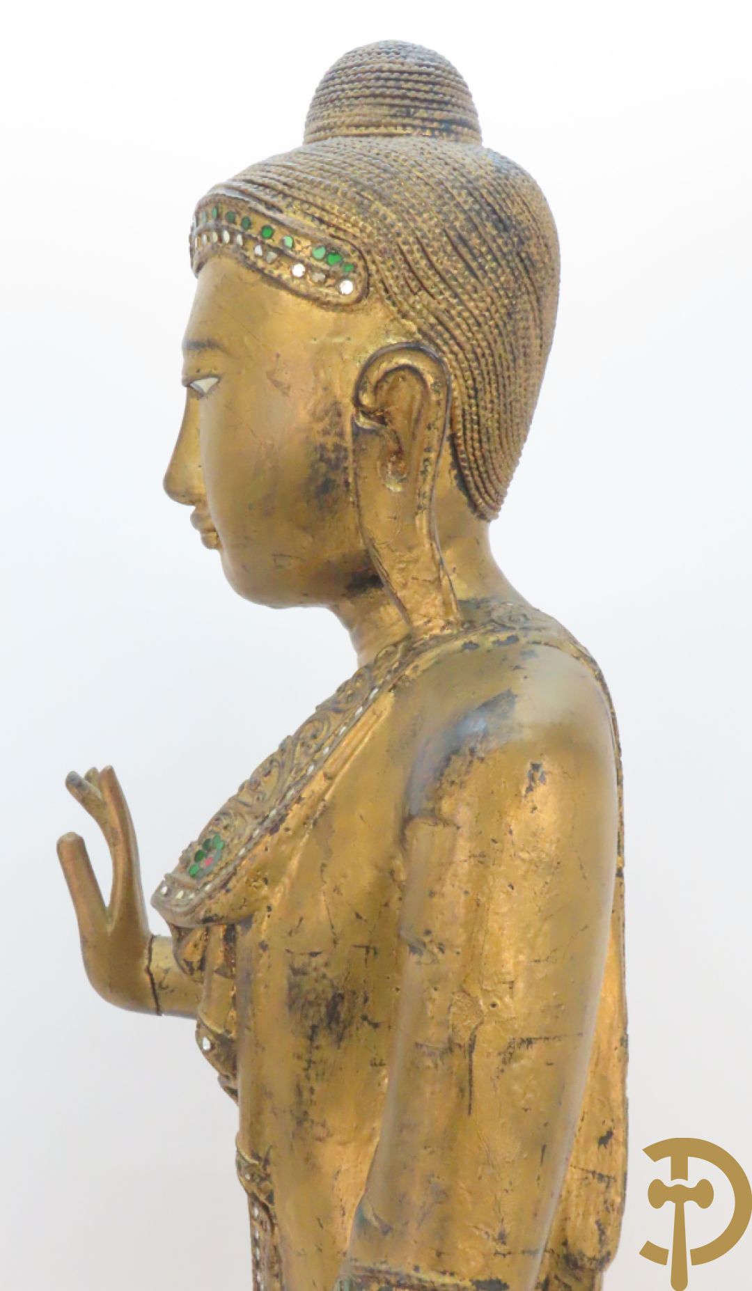 Grote staande vergulde houtgesculpteerde boedha +vergulde  zittende houten boedha met edelsteentjes