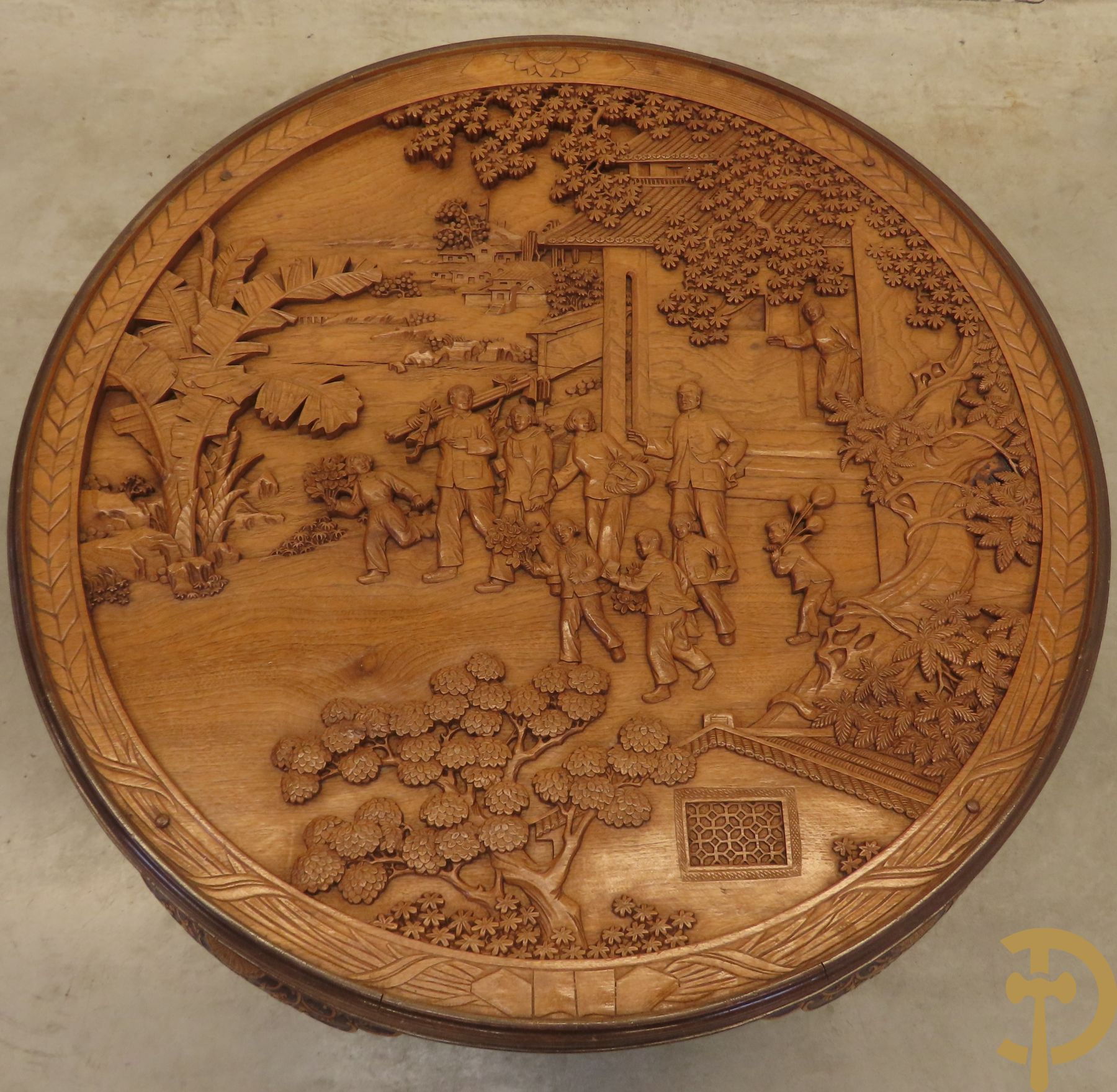 Chinese teakhouten salontafel met gesculpteerde personages in landschap op 5 poten