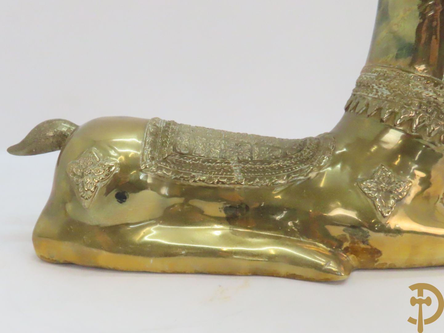 Paar koperen liggende herten