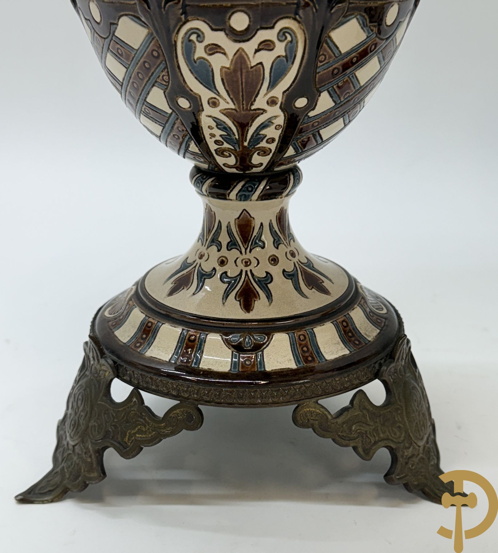 Paar meerkleurige vazen in Oostenrijkse faience met bloemendecor op koperen voet, Gerbing & Stephan, begin 1900