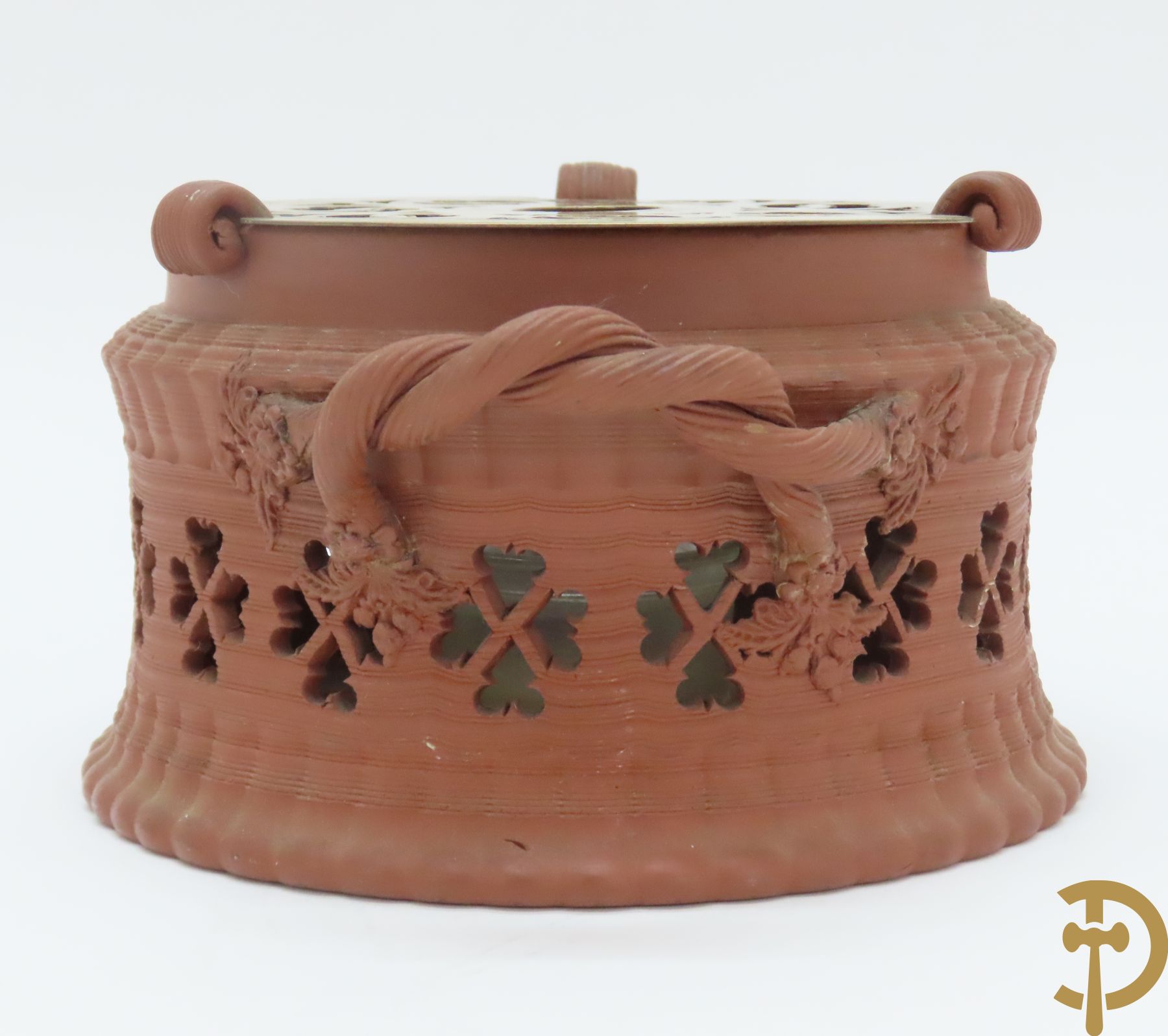 Geajoureerde theestoof in terra cotta +Yixing theepot