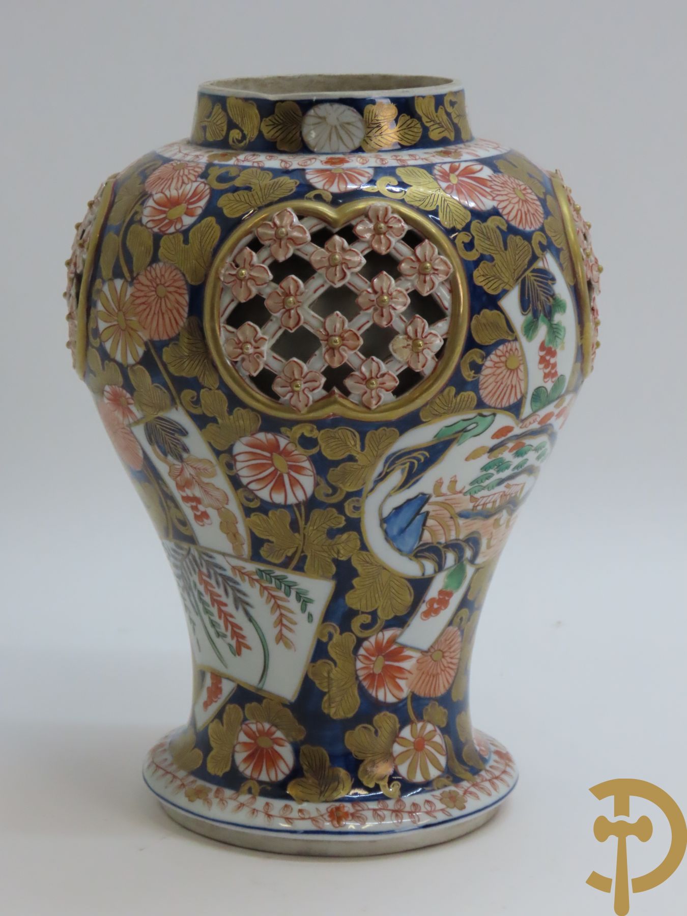 Porseleinen beschilderde Imari vaas met gouddecor als lampadairevoet