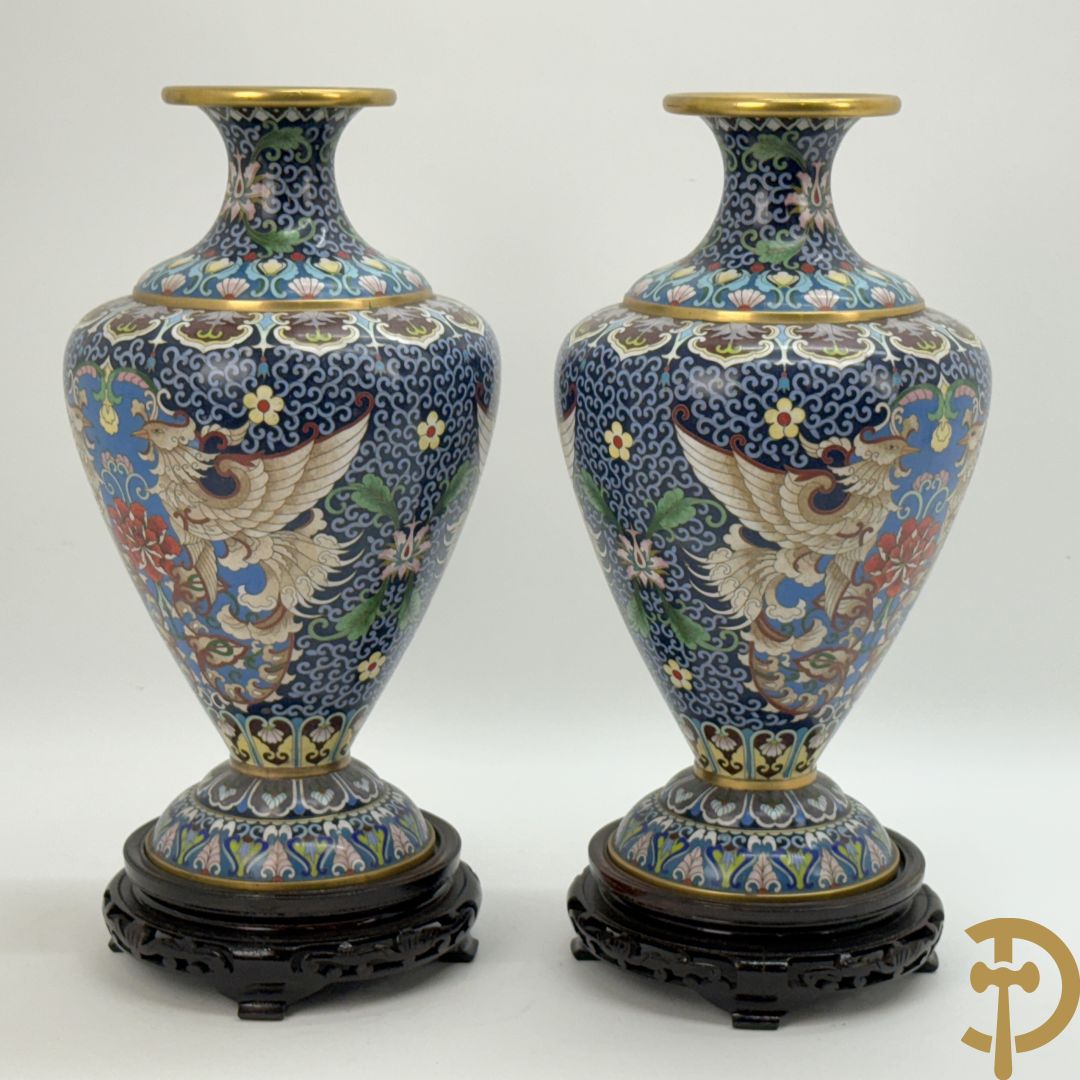 Paar cloisoné vazen met bloemen- en vogeldecor
