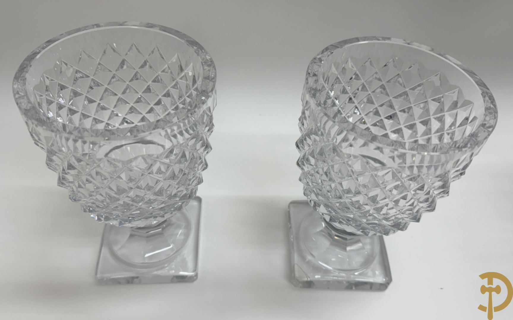 Helder kristallen geslepen coupe + 2 dragoirs in kristal gefacetteerd + 3 kristallen vazen + glazen vaas