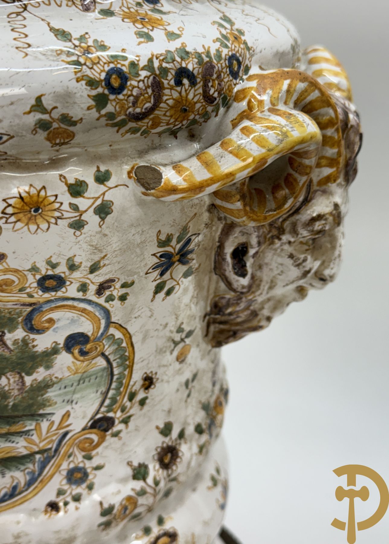 Paar Italiaanse meerkleurige dekselpotiches met geanimeerd decor en gehoornde kopen