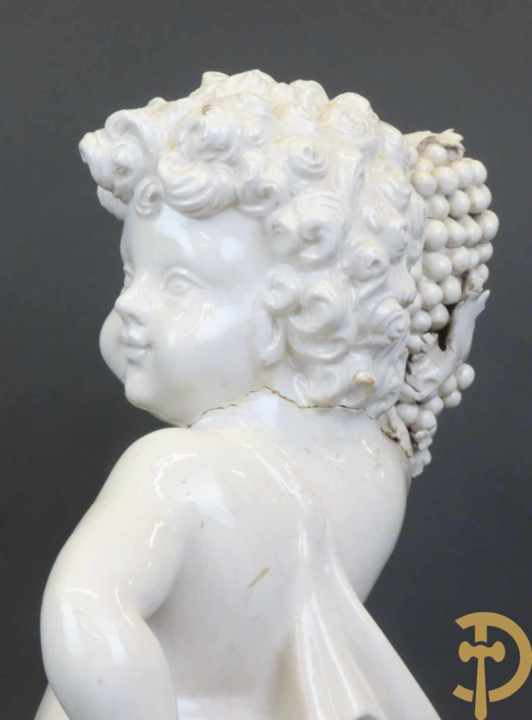 Engel met druiventrossen in Italiaanse majolica op sokkel