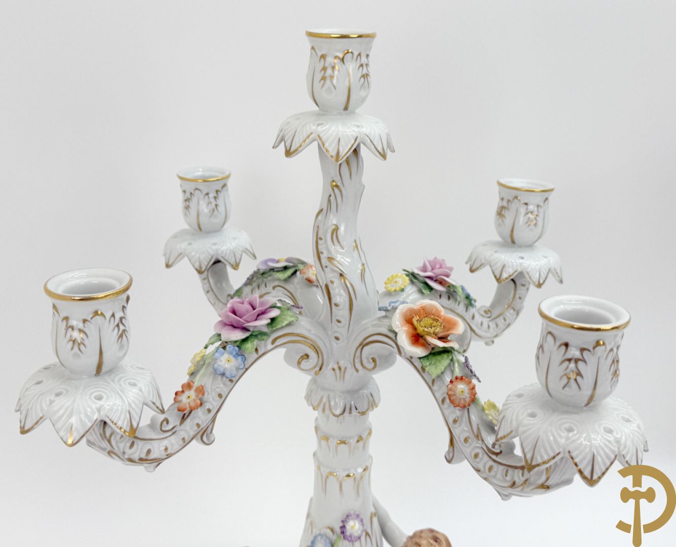 Porseleinen vijfarmige kandelaar met 2 cupido