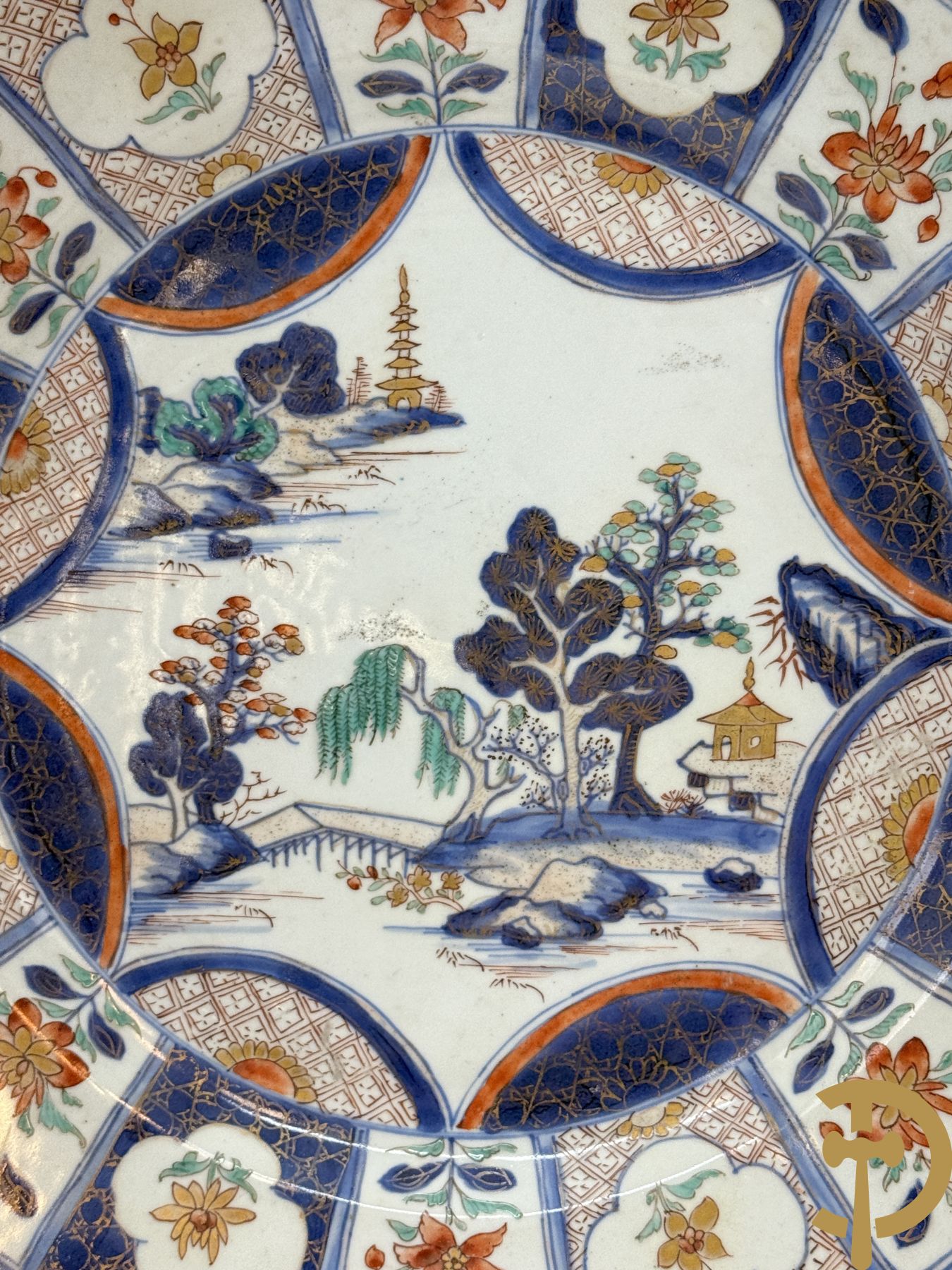 Chinees porseleinen Imari bord met landschapsdecor en bloemen