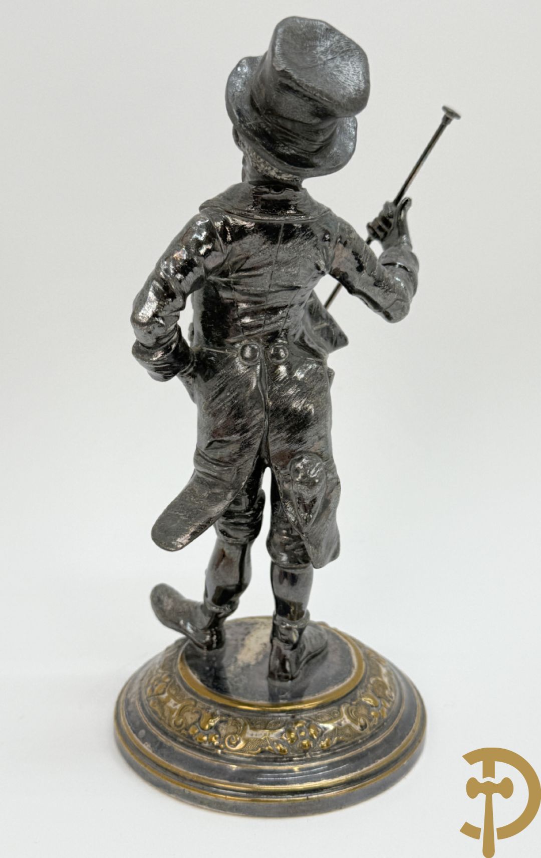 Ongetekend verzilverd metalen beeldje van circusdirecteur met afneembare hoed