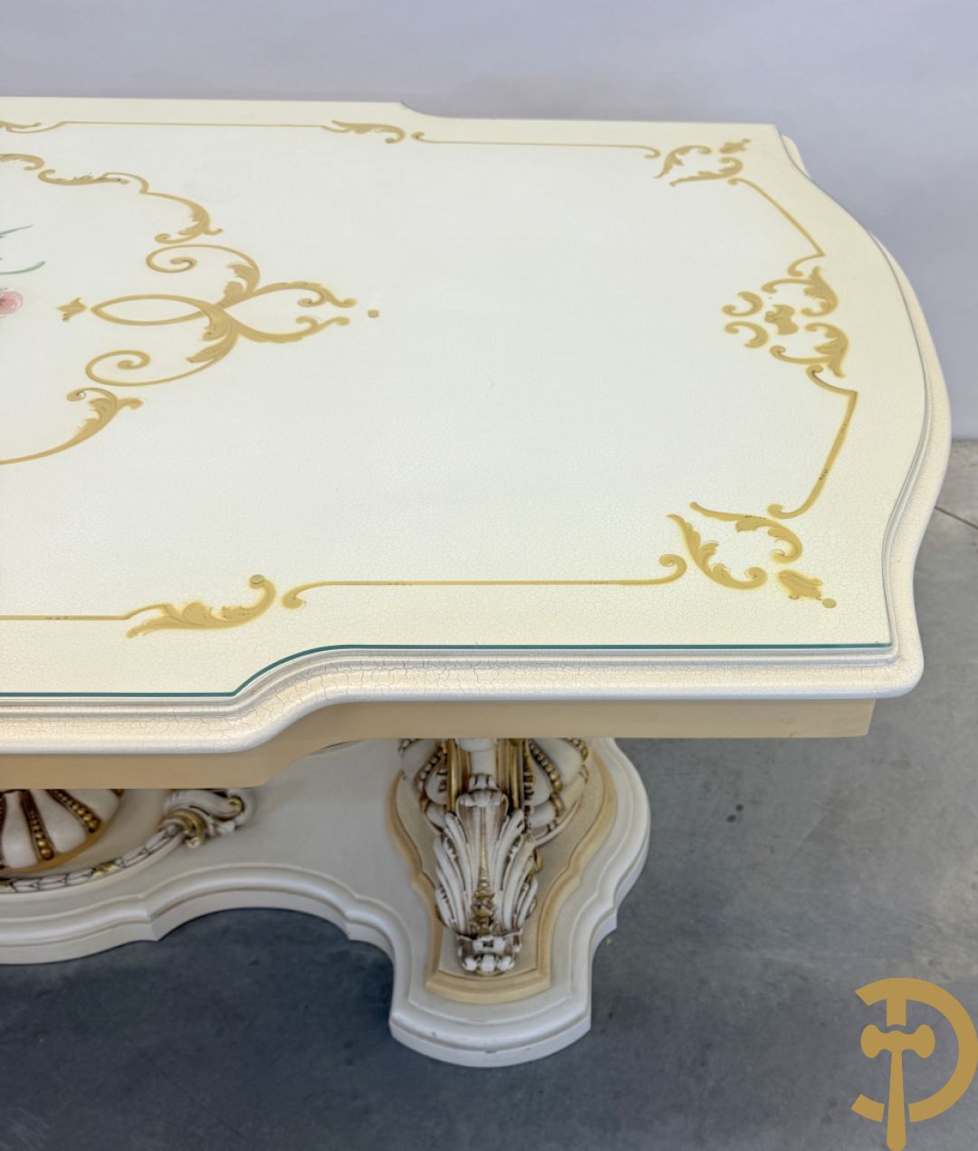 Italiaanse eetkamer met beschilderd bloemenmotief bestaande uit vierdeursdressoir met beschilderde bloemenmotieven, accanthusranken en glazen blad, tafel op gesculpteerde poten en 6 stoelen