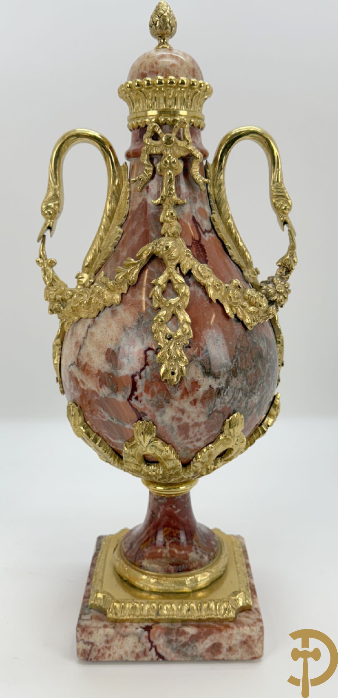 Paar marmeren cassolettes met zwanehalzen en guirlandes