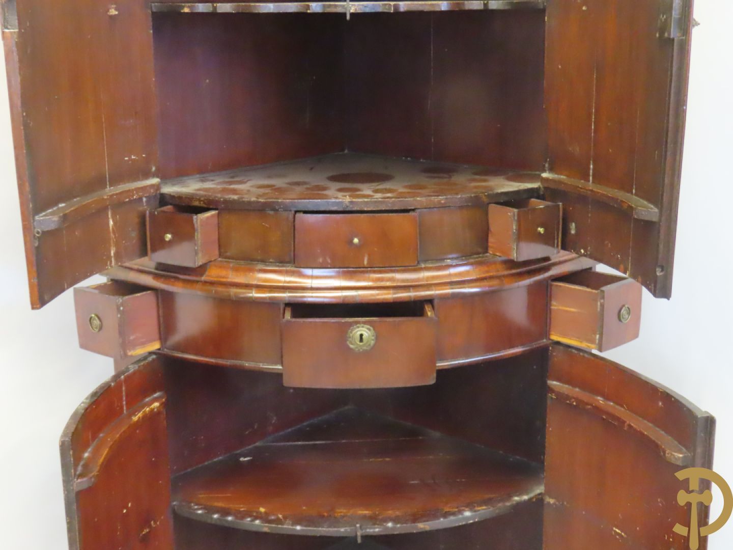 Mahoniehouten hoekkast met gebogen deuren - bovenaan met fronton en Louis XVI motieven, laat 18e