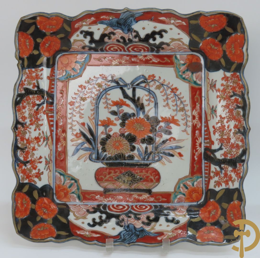 Drie vierkante Imari borden