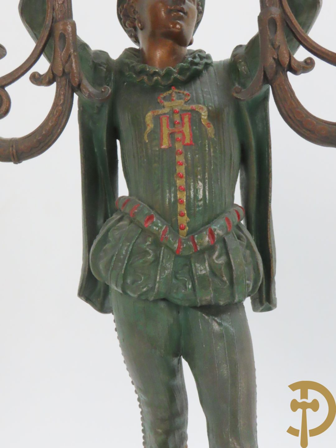 Driedelige kunstbronzen garnituur bestaande uit pendule met paar schakende edelheren, bezet met kariatiden - geflankeerd door paar driearmige kandelaars gehouden door 2 edelheren