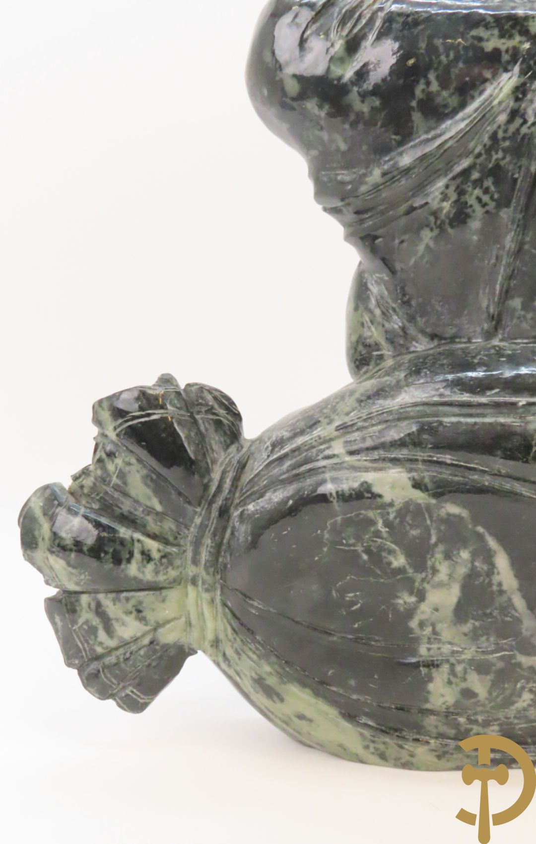 Zittende lachende boedha met kralenkrans en fo hond in gesculpteerde tweekleurige nefriet