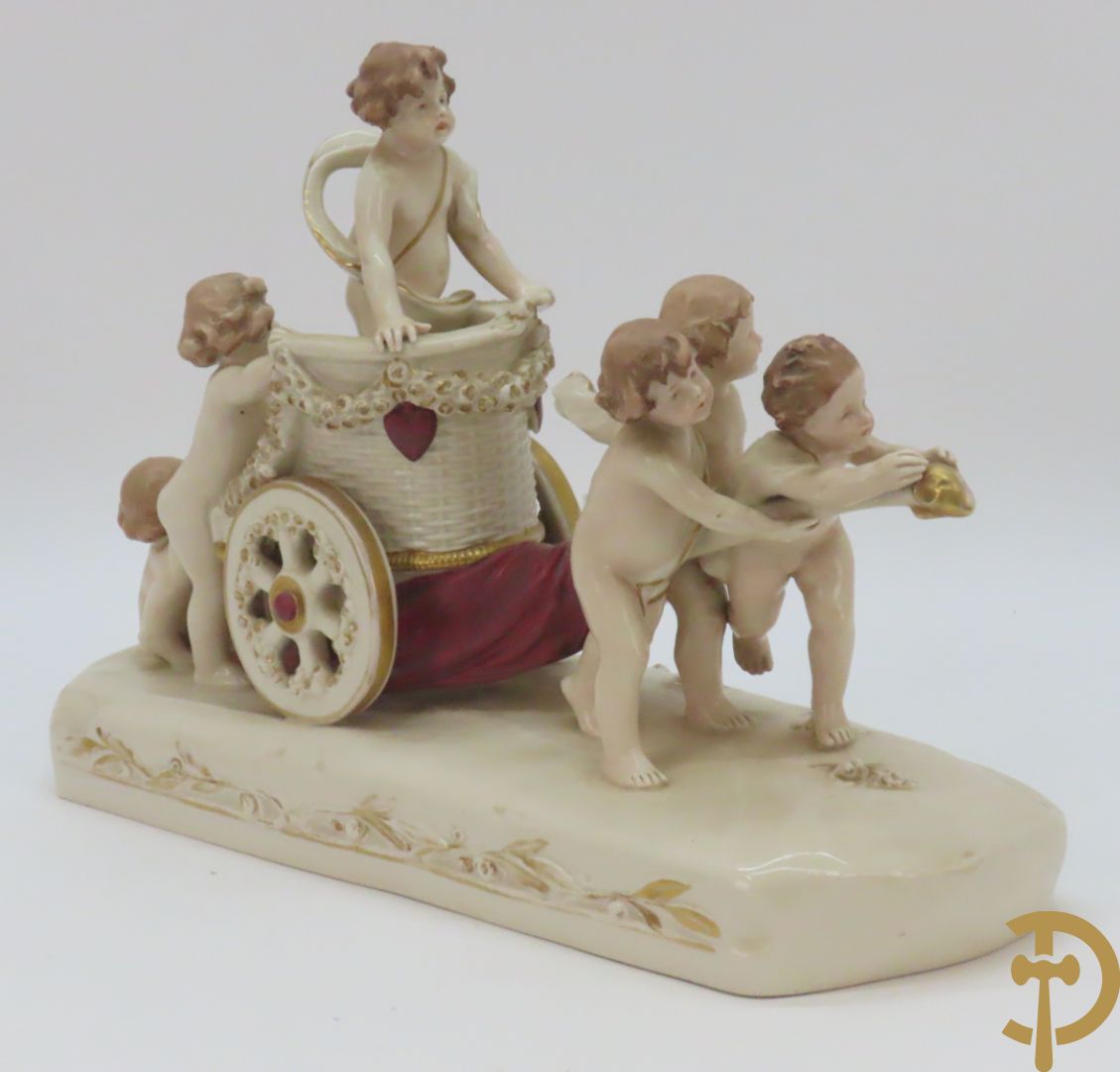 Koets in Royal Dux getrokken door cupido