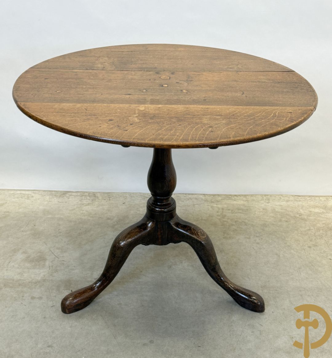 Engelse eiken ronde kantelbare flaptafel op Queen Anne poten + eiken bijzettafel op driepikkel