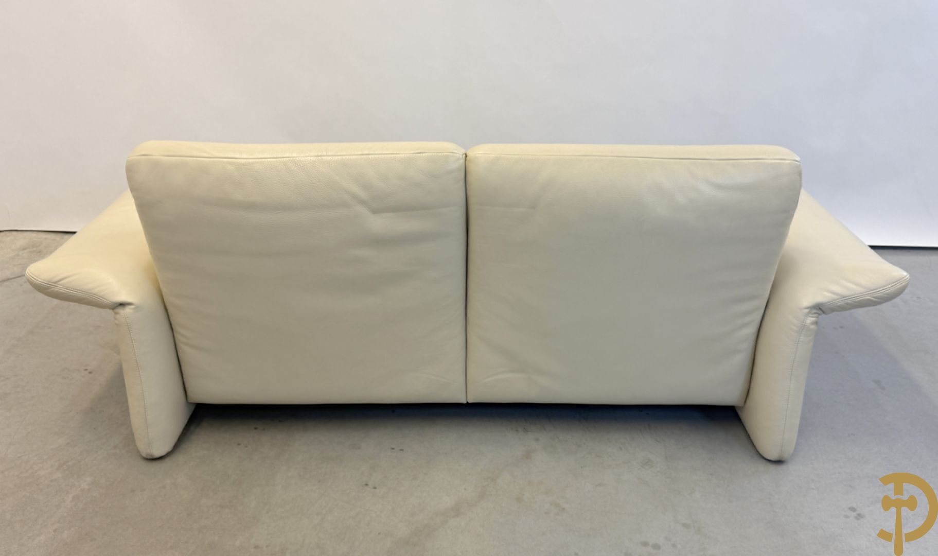 Salonensemble Koinor bestaande uit 3 elementen waarvan groot element met uittrekbaar voeteinde en twee tweezits