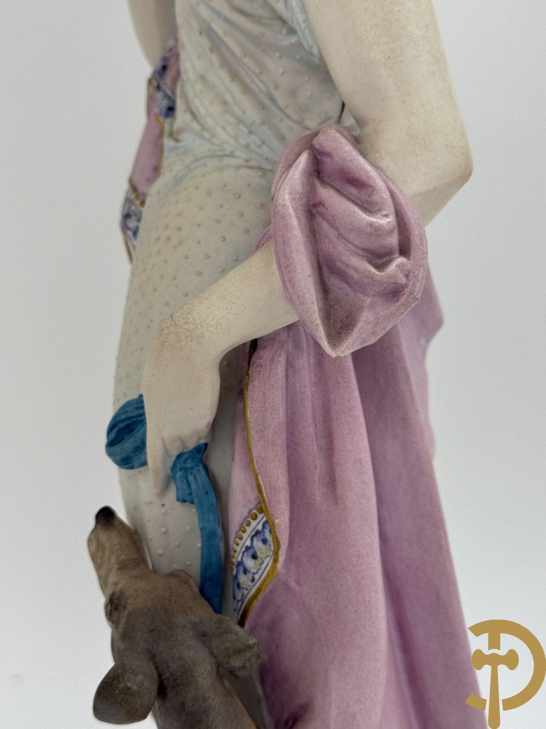 Paar Franse biscuits van elegante dame met hond en dame met bloemen op schouder