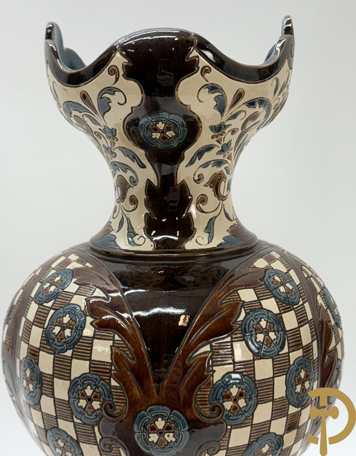 Paar meerkleurige vazen in Oostenrijkse faience met bloemendecor op koperen voet, Gerbing & Stephan, begin 1900