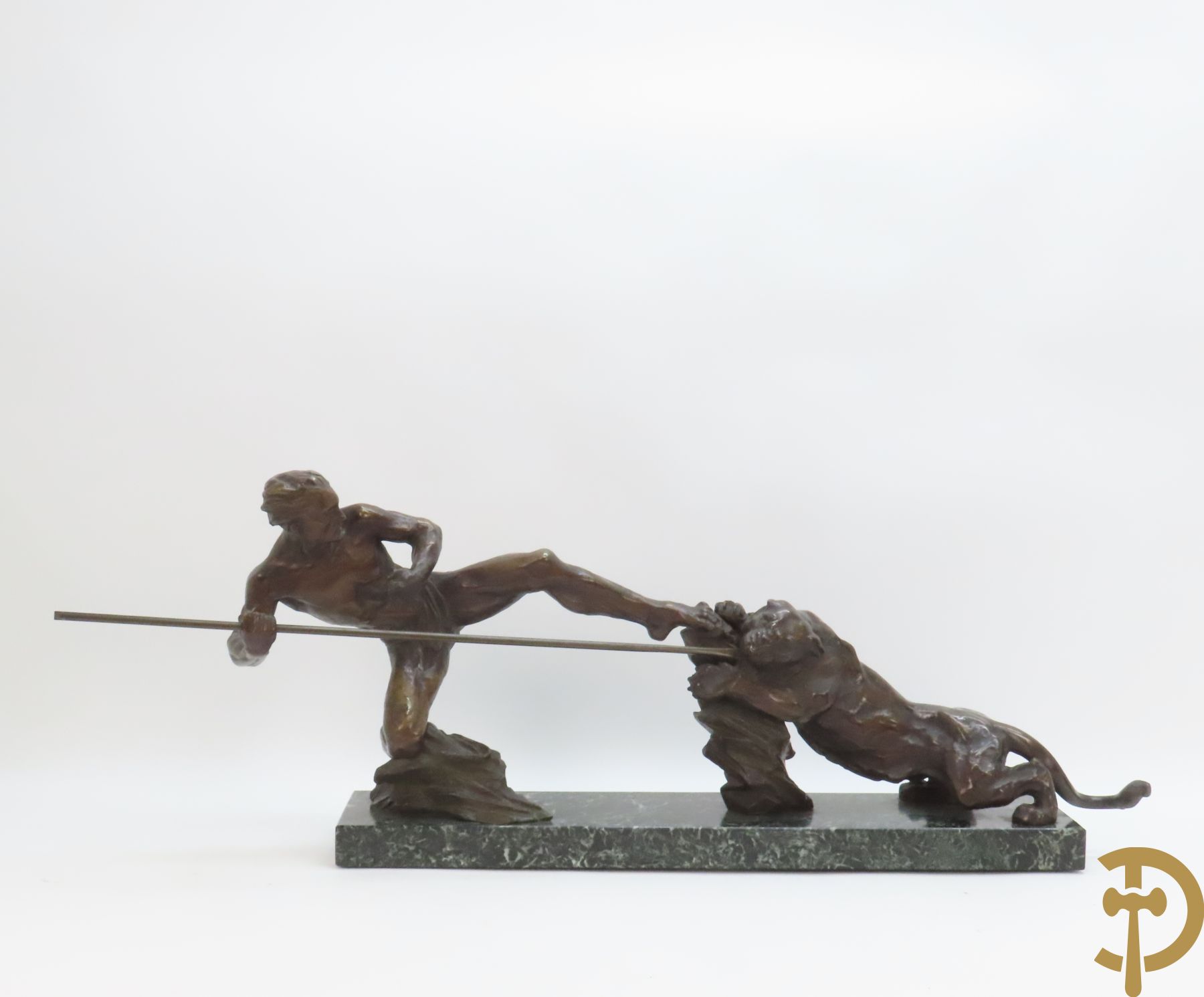 BERJEAN P. get. 'Jager met speer en leeuw' bronzen beeld op geaderde marmeren sokkel, Art Deco periode