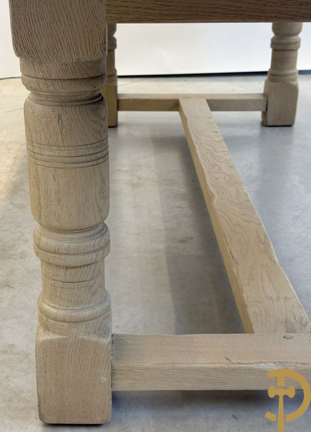 Eiken geceruseerde lange tafel met zijdelingse cannelures op ballusterpoten