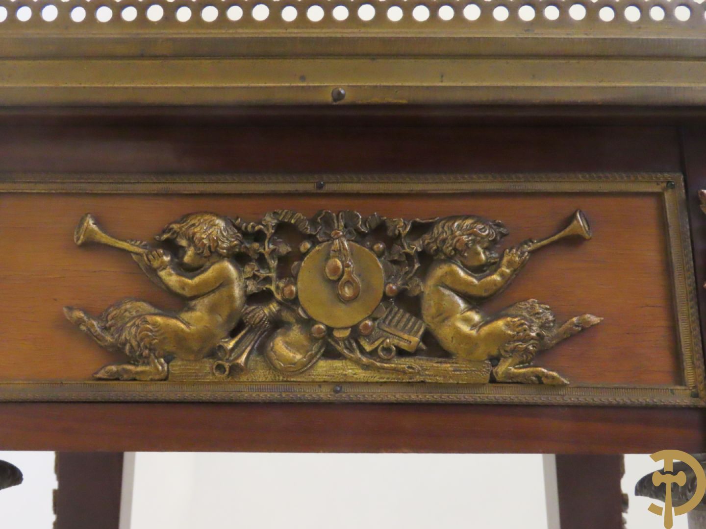 Notelaren staander bezet met bronsbeslag van musicerende cupido