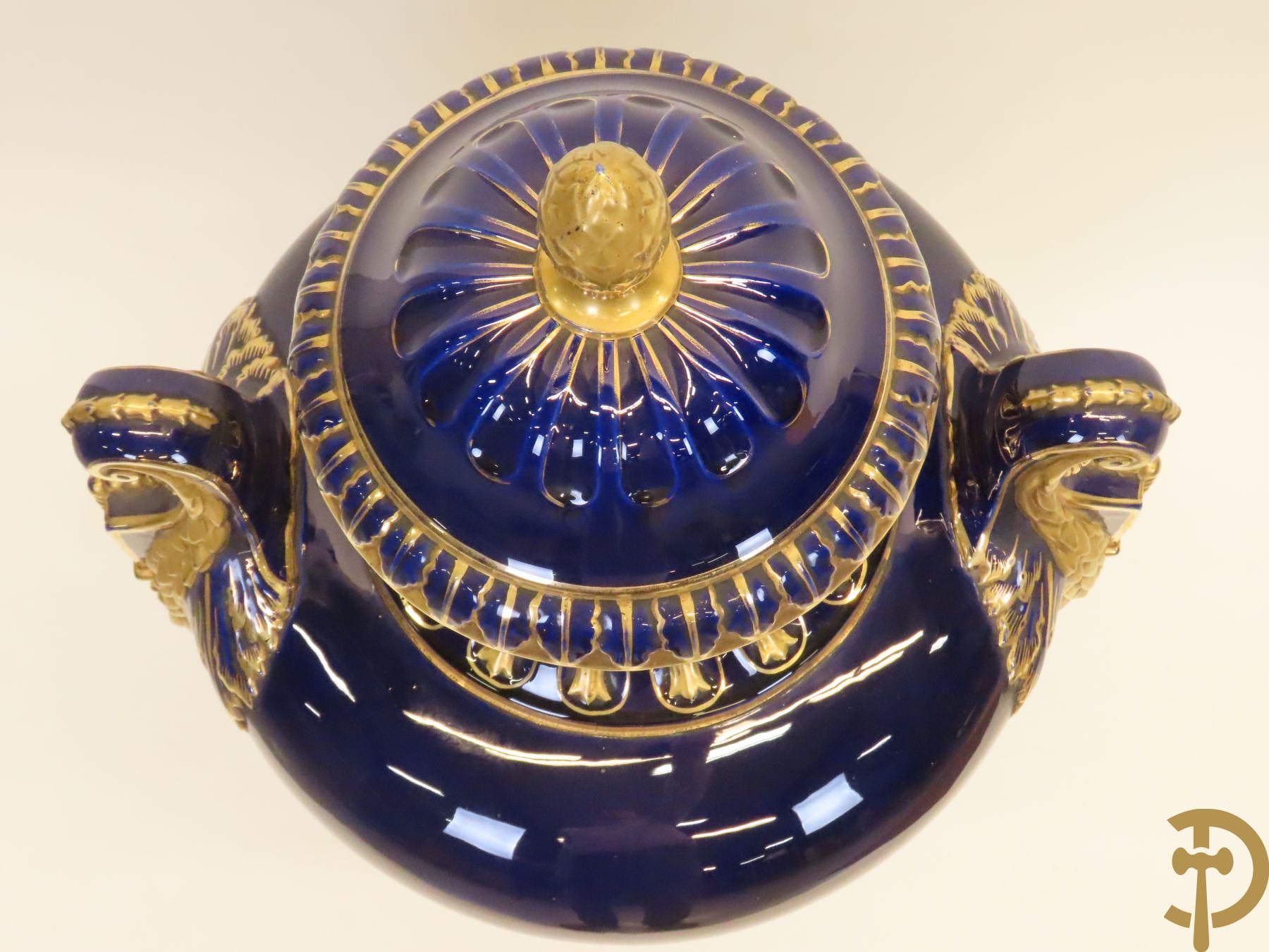 Grote kobaltblauwe porseleinen siervaas met deksel en accanthusranken opzij