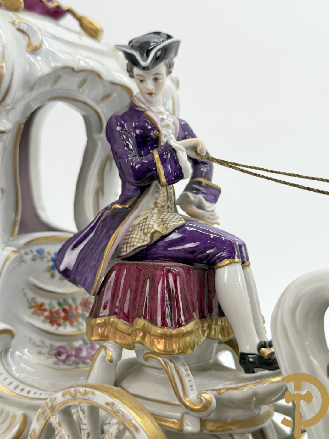 Porseleinen meerkleurige groep met koets, edeldame, lakei, ruiter en 2 paarden