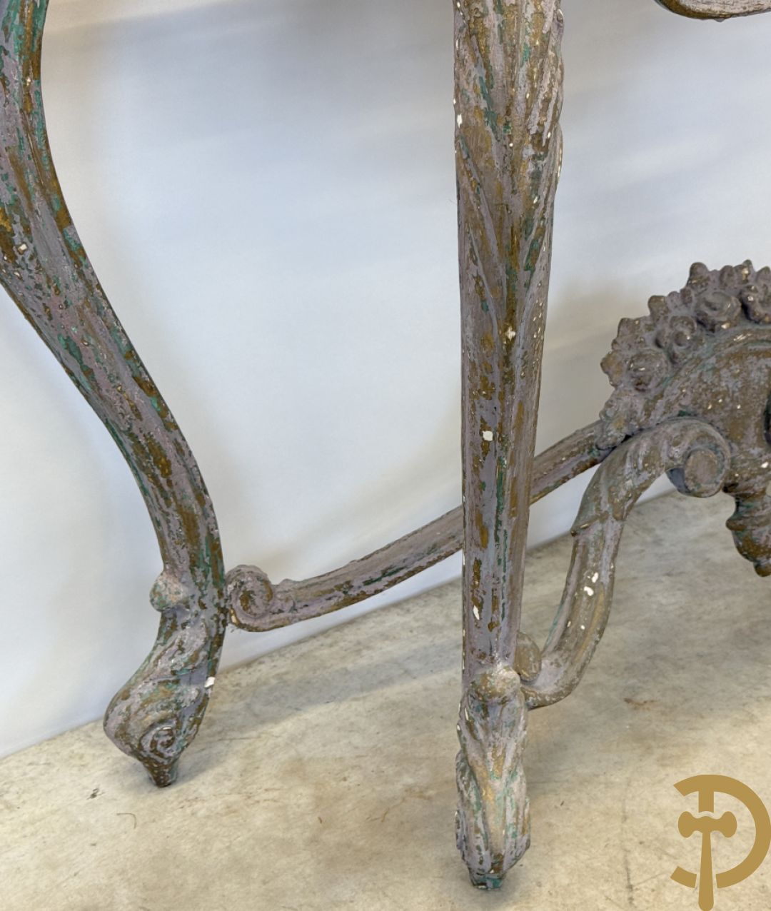 Gepatineerde Louis XV console met zwart marmeren blad