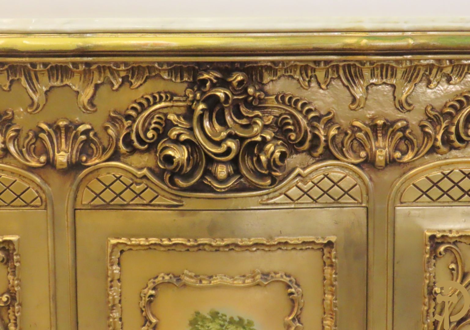 Uitzonderlijke vergulde Louis XV eetkamer bestaande uit vijfdeursdressoir met voluutvormige accanthusranken en rocailles, beschilderd met bloemenmotieven en centraal tafererel met hoornen des overvloeds + bijhorende spiegel vergulde tafel op voluutvormige poten met zes bijhorende stoelen + vitrine met accanthusranken en centrale deur, op voluutvormige poten