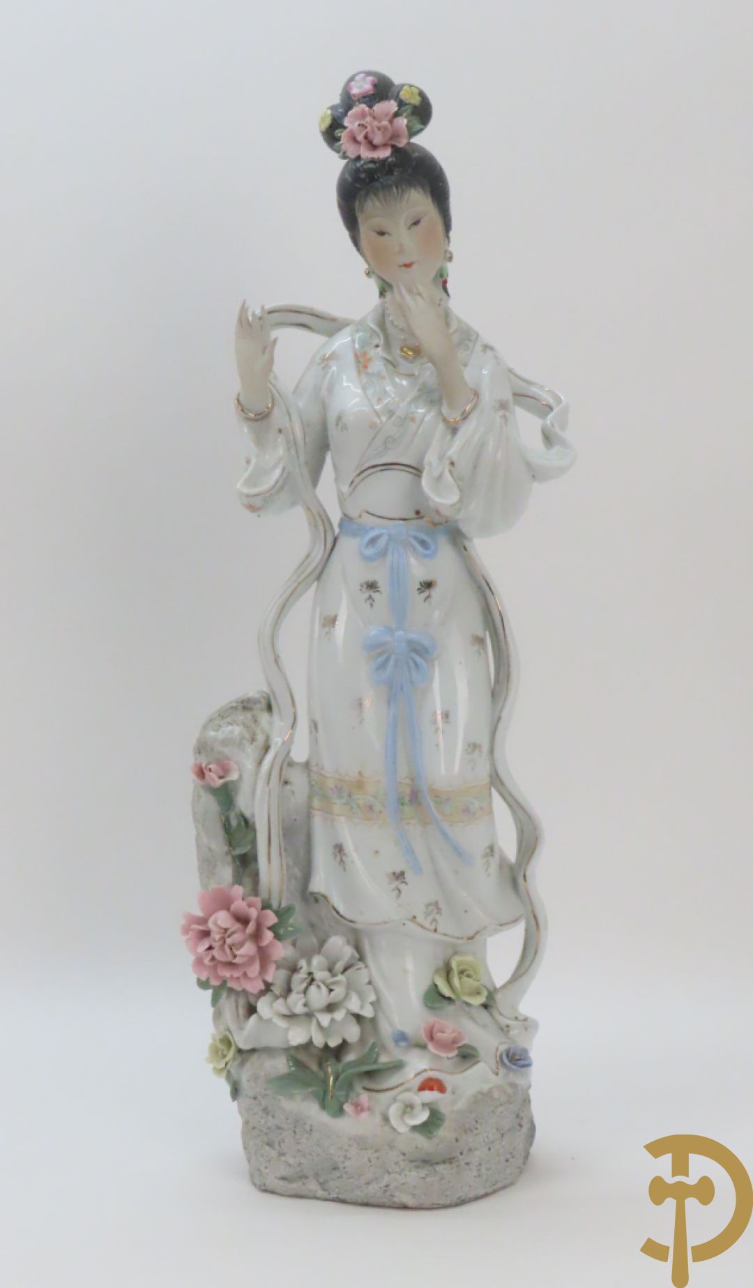 Chinese porseleinen geisha dame tussen de bloemen