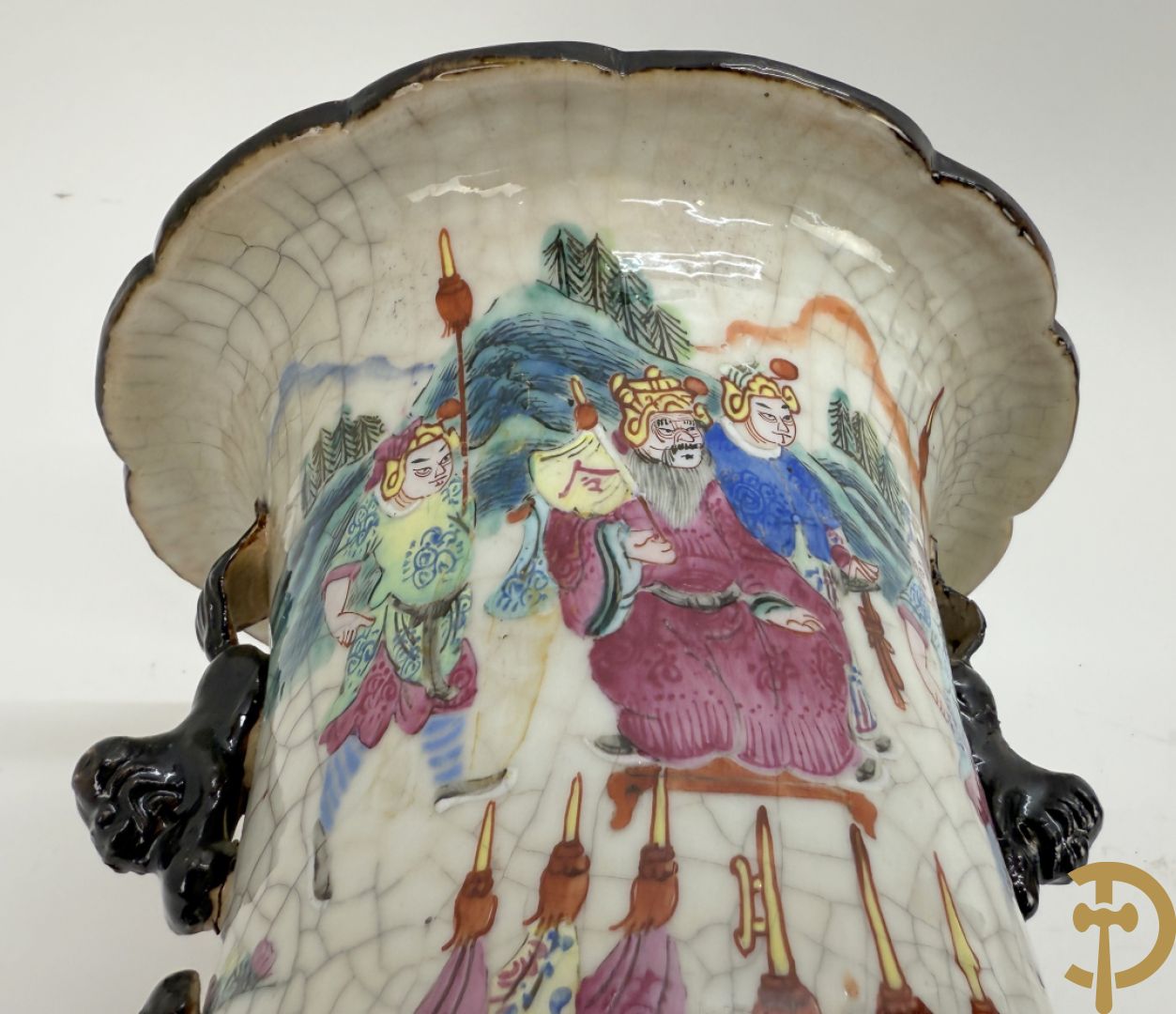 Paar Nankin vazen met dansende figuren en krijgertaferelen op houten sokkels