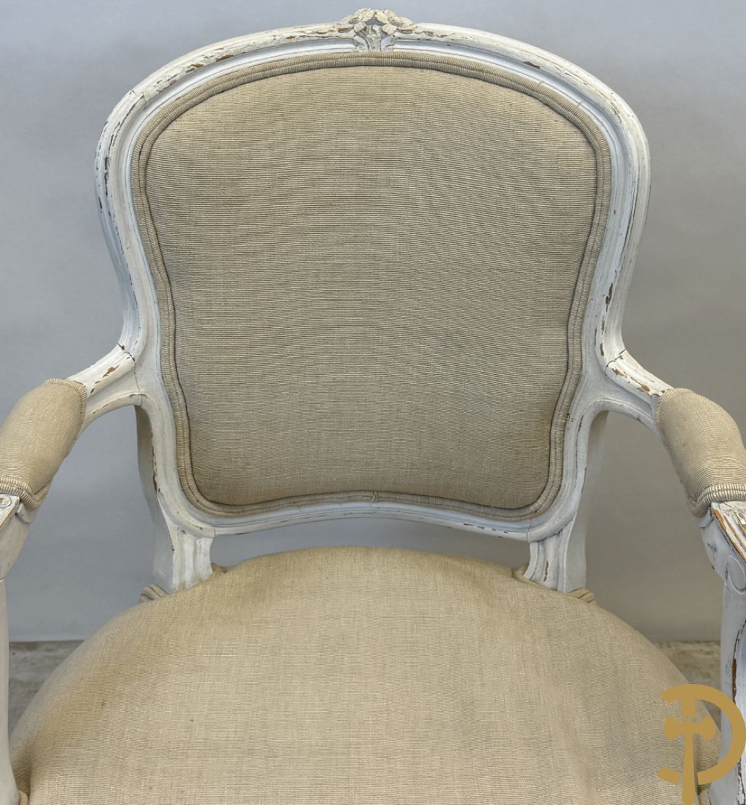 Paar wit gemonochromeerde Louis XV armzetels op voluutvormige poten + 1 andere