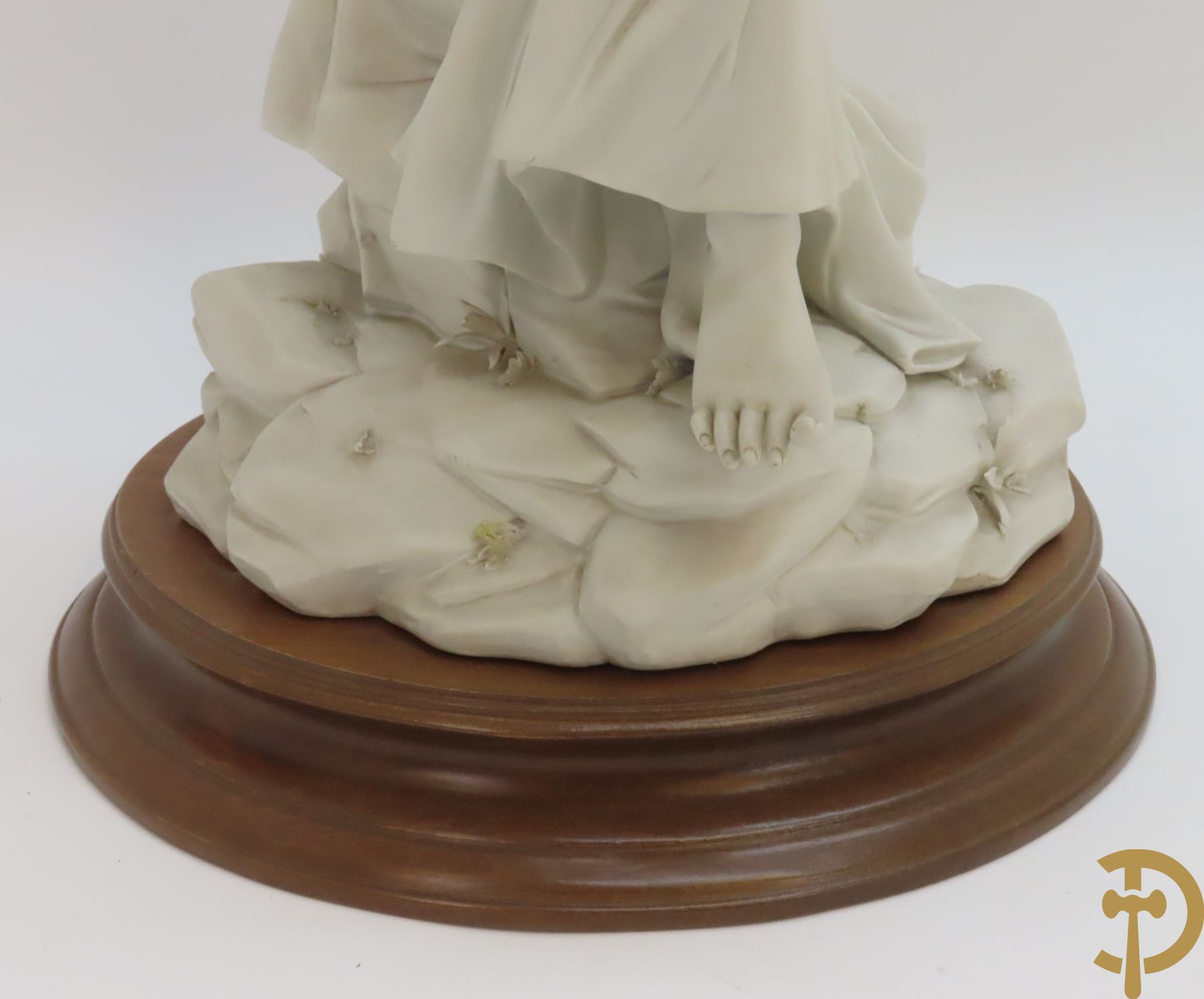 Drie beelden in Capo di Monte porselein : dame met lang haar, jongeman met vis en koppel op bank