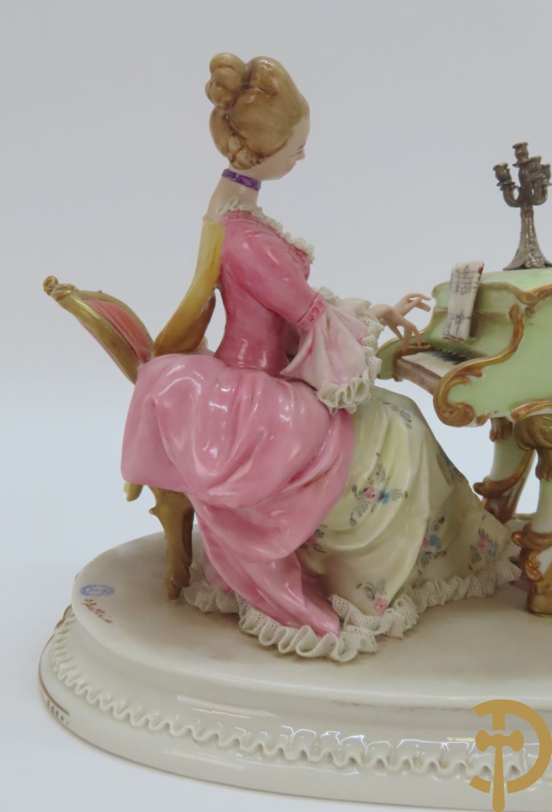 Drie porseleinen sierstukken 