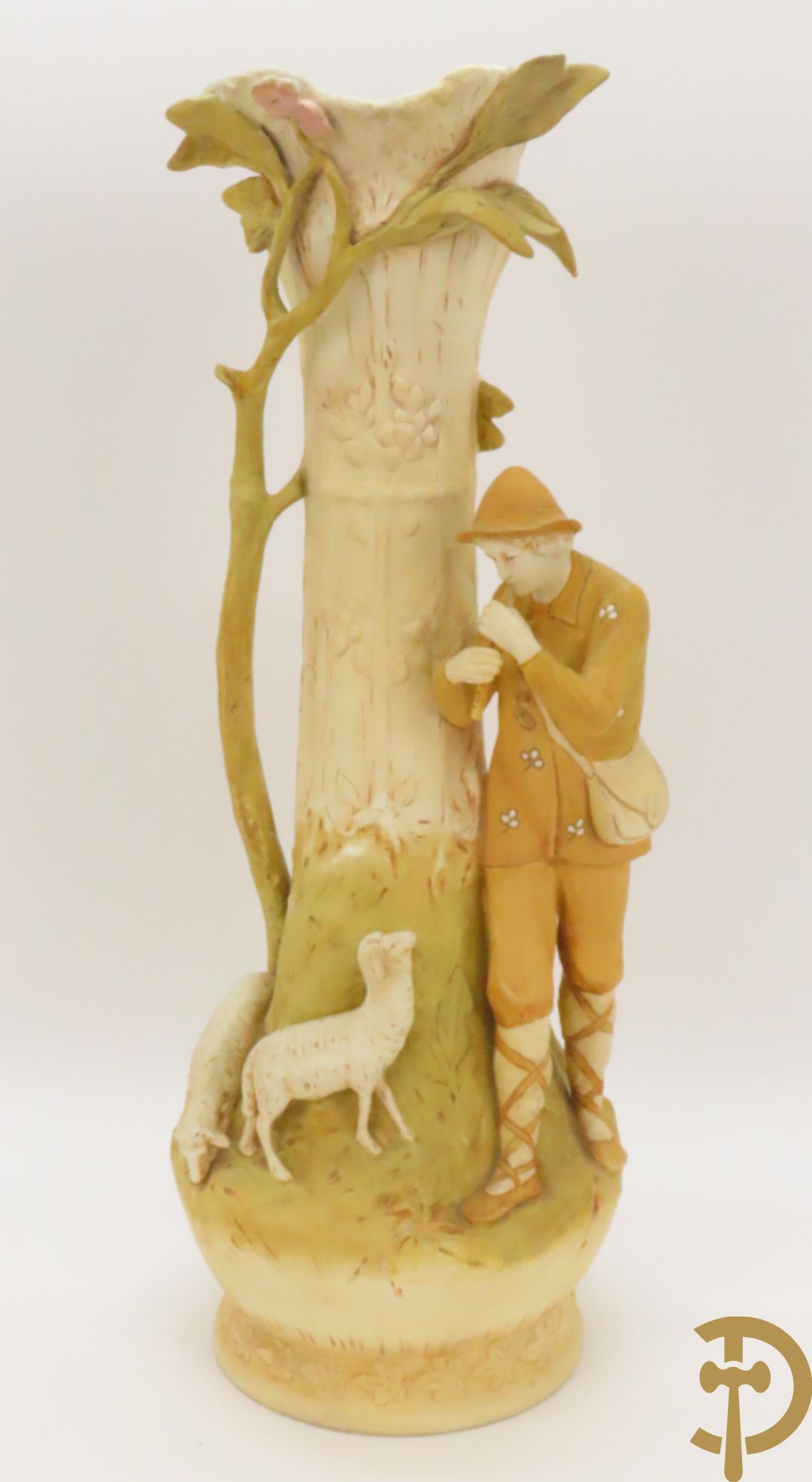 Paar Royal Dux vazen met herderpaar, gemerkt onderaan