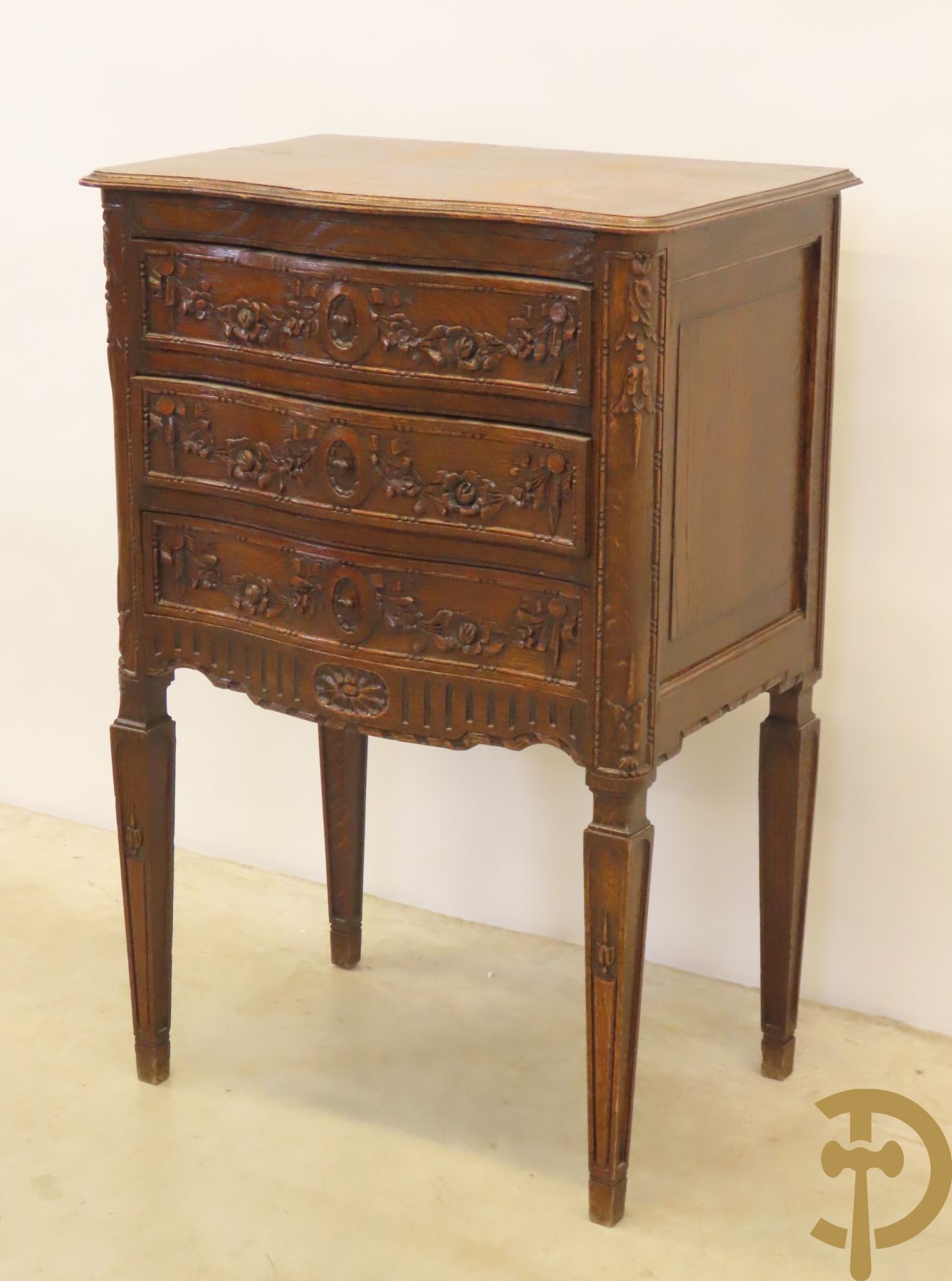 Massief eiken drieladencommode met bloemensculptuur, Louis XVI stijl op versmallende pootjes