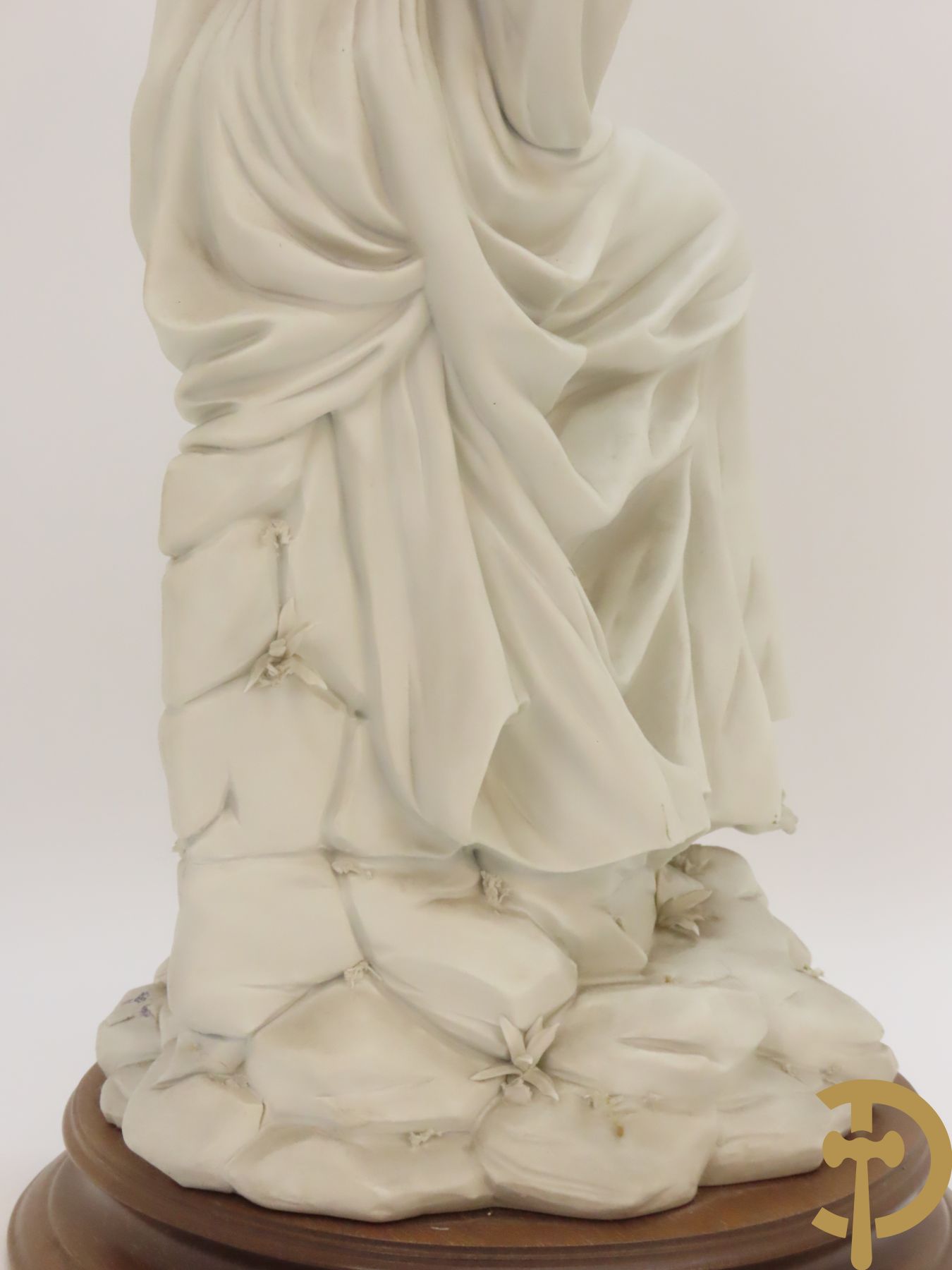 Drie beelden in Capo di Monte porselein : dame met lang haar, jongeman met vis en koppel op bank