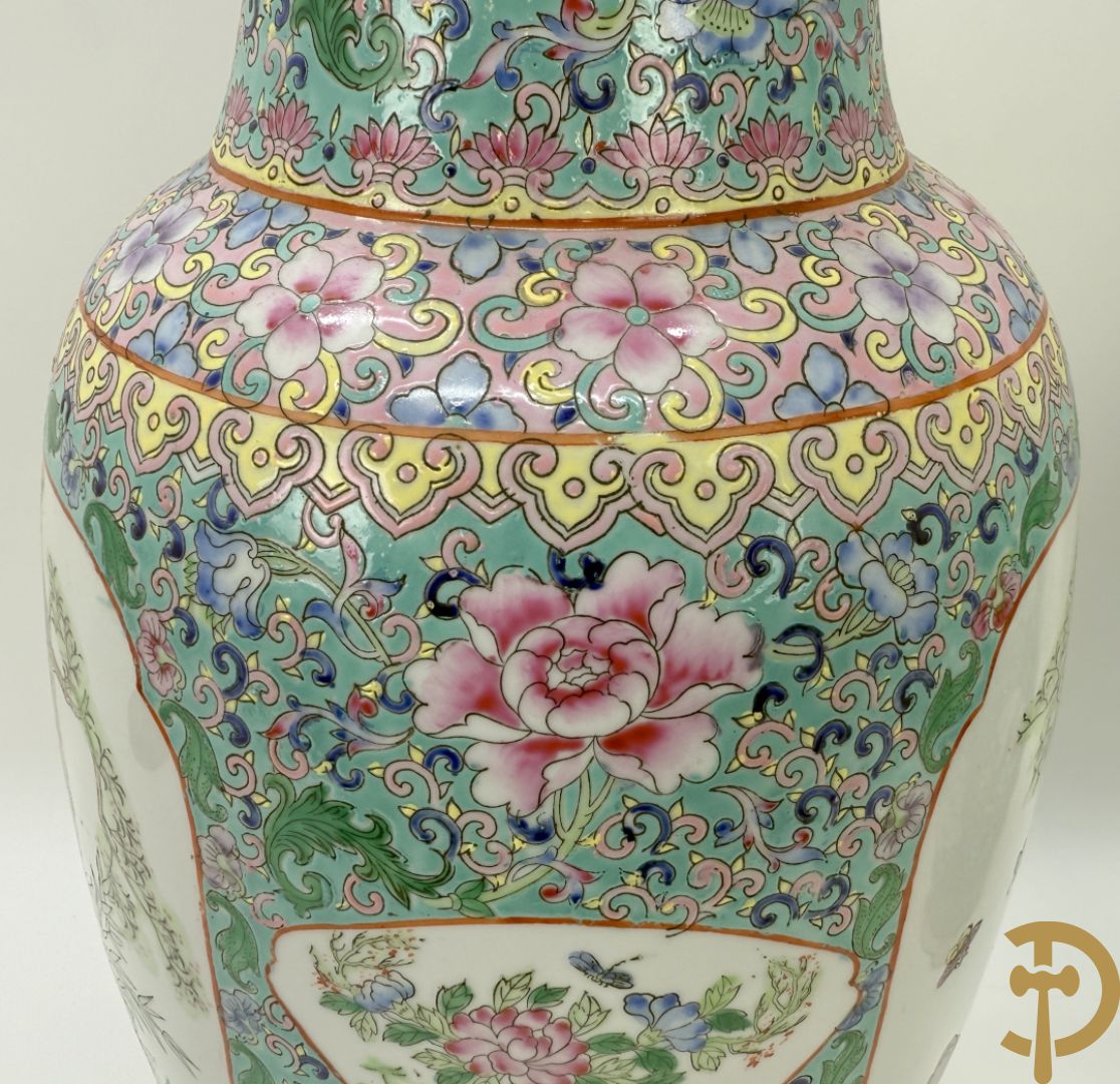 Paar Chinese vazen met geishadecor, rondom bezet met bloemen