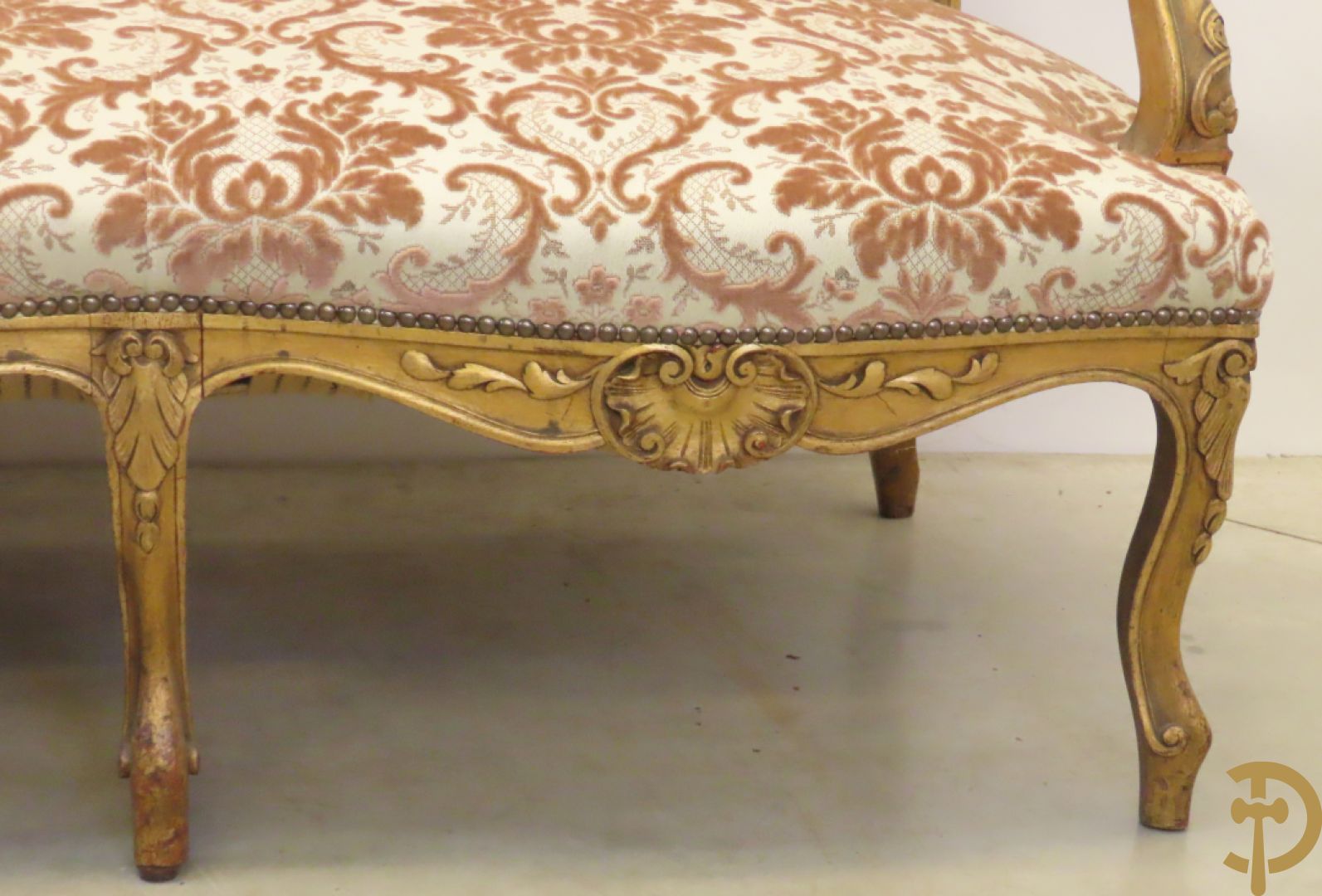 Vijfdelig verguld Louis XV salonensemble bestaande uit canapé en 4 fauteuils - met mooie accanthusranken en bloemensculptuur