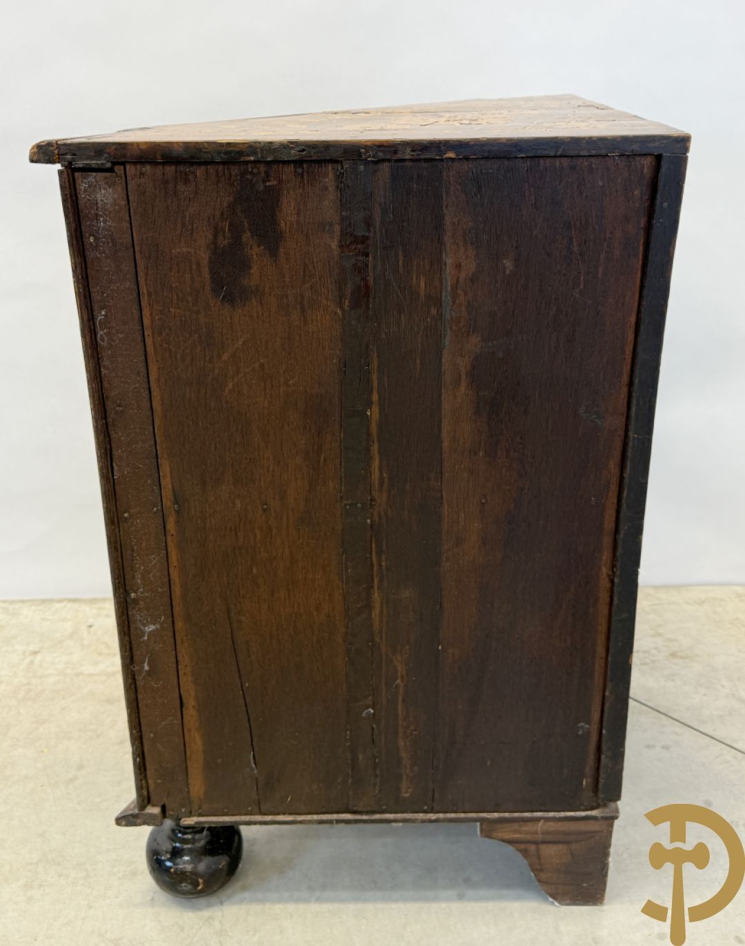 Hollandse ééndeurs hoekkast met gemarketteerd bovenblad met bloemenmotieven- deur met amfoor,  bloemen en bovenaan met papegaai