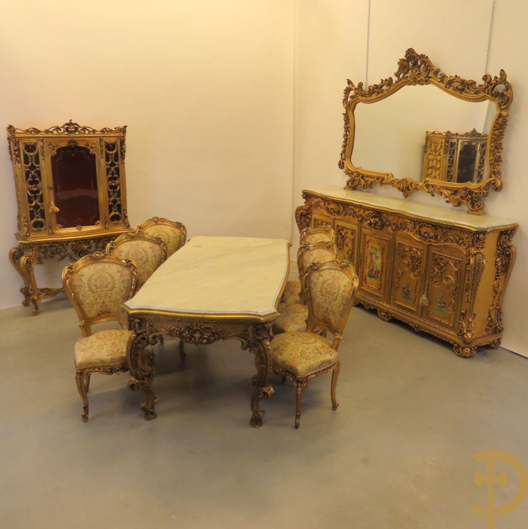 Uitzonderlijke vergulde Louis XV eetkamer bestaande uit vijfdeursdressoir met voluutvormige accanthusranken en rocailles, beschilderd met bloemenmotieven en centraal tafererel met hoornen des overvloeds + bijhorende spiegel vergulde tafel op voluutvormige poten met zes bijhorende stoelen + vitrine met accanthusranken en centrale deur, op voluutvormige poten