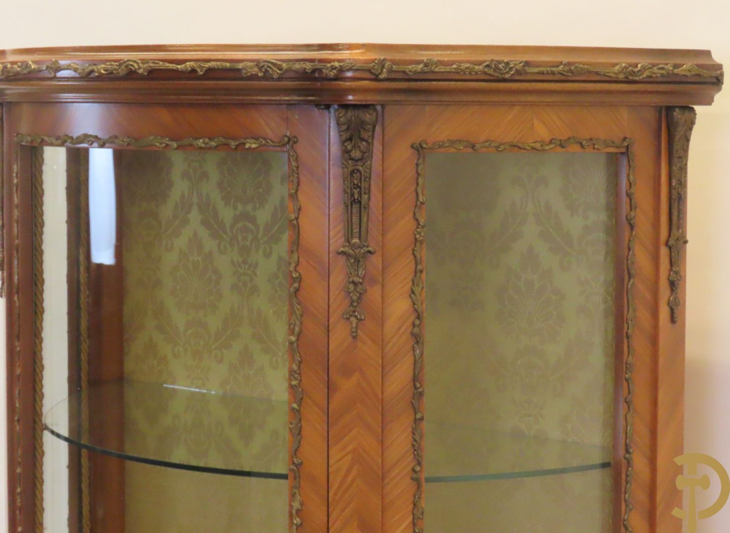 Gebogen notelaren vitrine bezet met bronsbeslag en onderaan met romantisch tafereel