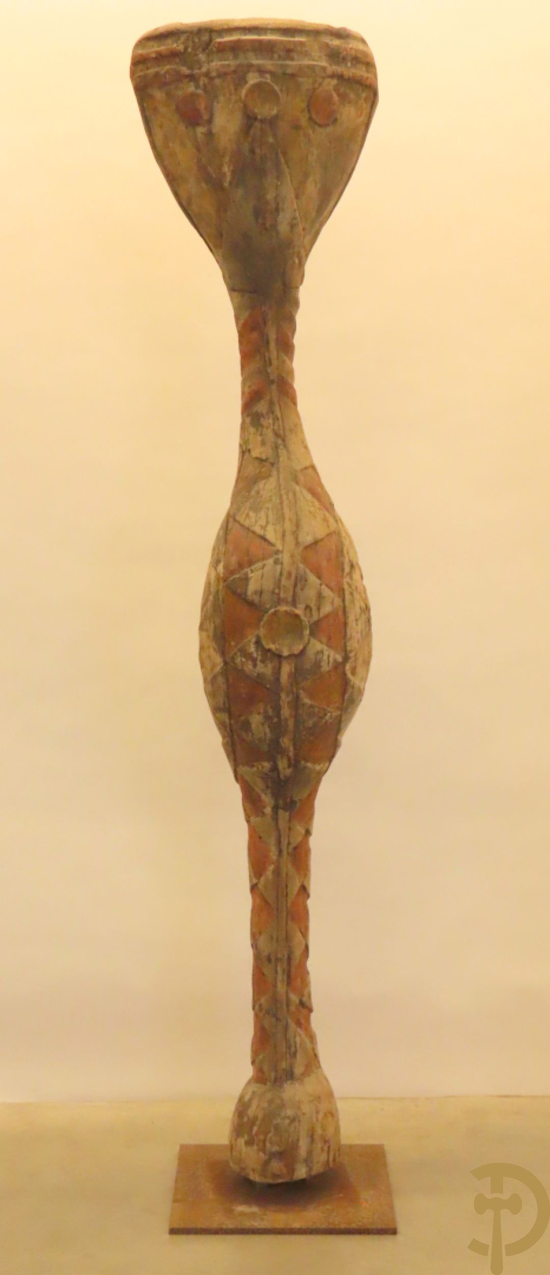 Afrikaans gekleurd decoratief sierelement als totempaal op ijzeren sokkel