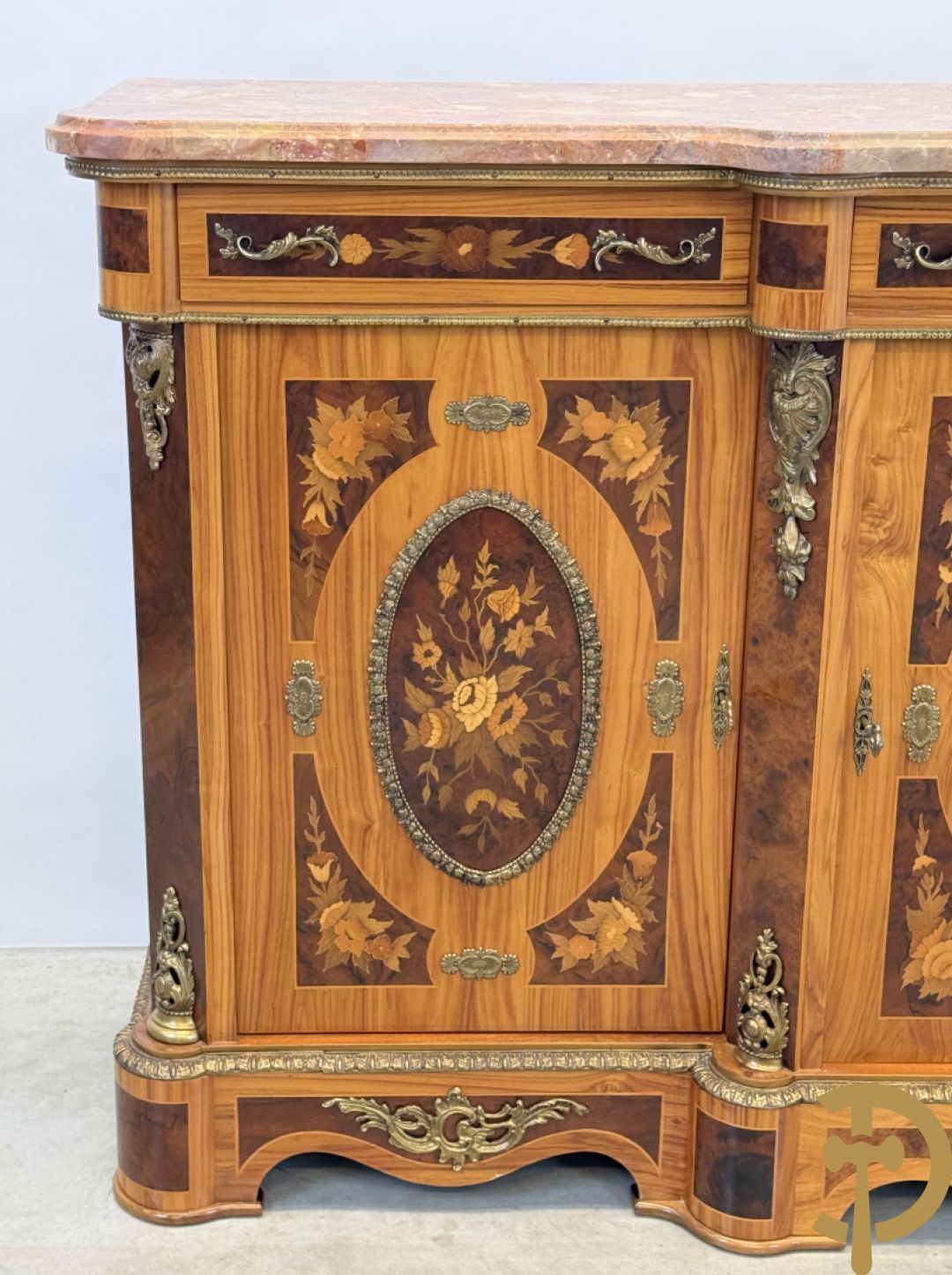 Notelaren driedeursdressoir met bloemenmarquetterie, bronsbeslag en marmeren blad